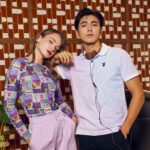 P1MT231TP040BL   70TH PLAYBOY เสื้อโปโลแขนสั้น พิมพ์ลายทั้งตัว อกซ้ายปักโลโก้