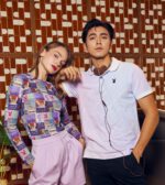 P1MT231TP040BL   70TH PLAYBOY เสื้อโปโลแขนสั้น พิมพ์ลายทั้งตัว อกซ้ายปักโลโก้