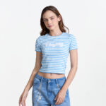 CASUAL CHARM เสื้อยืดคอกลม แขนสั้น ปักอักษรโลโก้ขนฟูที่กลางอกชิ้นหน้า