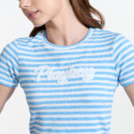 CASUAL CHARM เสื้อยืดคอกลม แขนสั้น ปักอักษรโลโก้ขนฟูที่กลางอกชิ้นหน้า - Image 2