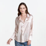 URBAN LUXE เสื้อเชิ้ต แขนยาว ผ่าหน้าติดกระดุม พิมพ์ลายโลโก้ทั้งตัว