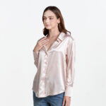 URBAN LUXE เสื้อเชิ้ต แขนยาว ผ่าหน้าติดกระดุม พิมพ์ลายโลโก้ทั้งตัว - Image 4