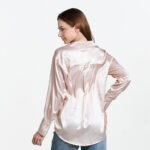URBAN LUXE เสื้อเชิ้ต แขนยาว ผ่าหน้าติดกระดุม พิมพ์ลายโลโก้ทั้งตัว - Image 3