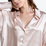 URBAN LUXE เสื้อเชิ้ต แขนยาว ผ่าหน้าติดกระดุม พิมพ์ลายโลโก้ทั้งตัว - Image 2
