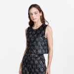URBAN LUXE เสื้อเบลาซ์ แขนในตัว ผ่าหน้าติดกระดุมโลโก้ พิมพ์ลายโลโก้ทั้งตัว