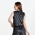 URBAN LUXE เสื้อเบลาซ์ แขนในตัว ผ่าหน้าติดกระดุมโลโก้ พิมพ์ลายโลโก้ทั้งตัว - Image 2