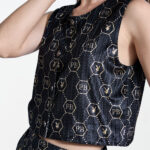 URBAN LUXE เสื้อเบลาซ์ แขนในตัว ผ่าหน้าติดกระดุมโลโก้ พิมพ์ลายโลโก้ทั้งตัว - Image 3