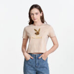 URBAN LUXE เสื้อยืดคอกลมแขนสั้นพิมพ์ลายโลโก้ทั้งตัว
