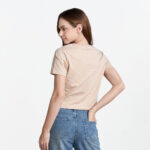 URBAN LUXE เสื้อยืดคอกลมแขนสั้นพิมพ์ลายโลโก้ทั้งตัว - Image 2