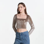 URBAN LUXE เสื้อยืดคอเหลี่ยม แขนยาว ปักโลโก้ที่อกด้านหน้า