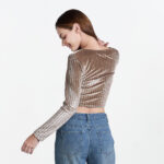URBAN LUXE เสื้อยืดคอเหลี่ยม แขนยาว ปักโลโก้ที่อกด้านหน้า - Image 2