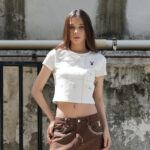 12PB URBAN BOHO เสื้อยีดคอกลม แขนสั้นพิมพ์และ ปักลายโลโก้ที่ชิ้นหน้า