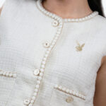 12PB URBAN BOHO เสื้อเบลาซ์ แขนกุดหน้าติดกระดุม เย็บกดเทปรอบตัว ปักโลโก้หัวกระต่ายที่อกด้านซ้าย - Image 3