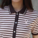 12PB URBAN BOHO เสื้อยืดแขนสั้นมีปกทอ ผ่าหน้าติดกระดุม ขอบเอวจั๊มพ์ ปักโลโก้หัวกระต่ายที่อกด้านซ้าย - Image 3