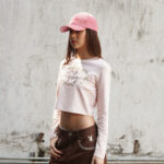 12PB URBAN BOHO เสื้อยืดดคอกลม แขนยาว ทรงครอป พิมพ์และปักโลโก้ที่ด้านหน้า - Image 4