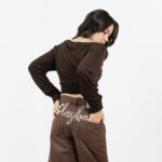 12PB URBAN BOHO เสื้อยืดแฟนซีคอปาดกว้าง แขนยาว เอวจั๊มพ์ ปักโลโก้ที่ชิ้นหน้า - Image 3