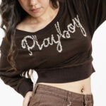 12PB URBAN BOHO เสื้อยืดแฟนซีคอปาดกว้าง แขนยาว เอวจั๊มพ์ ปักโลโก้ที่ชิ้นหน้า - Image 2