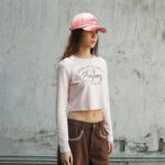 12PB URBAN BOHO เสื้อยืดดคอกลม แขนยาว ทรงครอป พิมพ์และปักโลโก้ที่ด้านหน้า