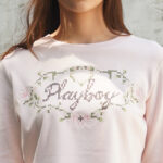 12PB URBAN BOHO เสื้อยืดดคอกลม แขนยาว ทรงครอป พิมพ์และปักโลโก้ที่ด้านหน้า - Image 2