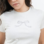 12PB VELVET CHAIN เสื้อยืดคอกลมแขนสั้น ทรงครอปปักเลื่อมโลโก้ PLAYBOYที่กลางอก - Image 4