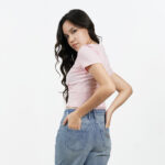 01PB PRETTY REBEL เสื้อยืดคอกลม ทรงครอป แขนสั้น ปักเลื่อมลายโลโก้ที่ด้านหน้า - Image 3