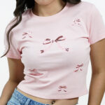 01PB PRETTY REBEL เสื้อยืดคอกลม ทรงครอป แขนสั้น ปักเลื่อมลายโลโก้ที่ด้านหน้า - Image 4