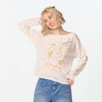 02PB GARDEN KISSED เสื้อยืดแฟนซี คอปาดกว้าง แขนยาว พิมพ์โลโก้ที่ชิ้นหน้า