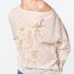 02PB GARDEN KISSED เสื้อยืดแฟนซี คอปาดกว้าง แขนยาว พิมพ์โลโก้ที่ชิ้นหน้า - Image 3