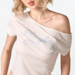 02PB GARDEN KISSED เสื้อยืดแฟนซี ไหล่ปาดเฉียง แขนสั้น พิมพ์ลายPLAYBOY ที่ชิ้นหน้า