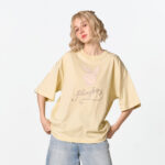 02PB GARDEN KISSED เสื้อยืดคอกลมแขนสั้น พิมพ์โลโก้ที่กลางอกด้านหน้า