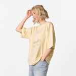 02PB GARDEN KISSED เสื้อยืดคอกลมแขนสั้น พิมพ์โลโก้ที่กลางอกด้านหน้า - Image 2